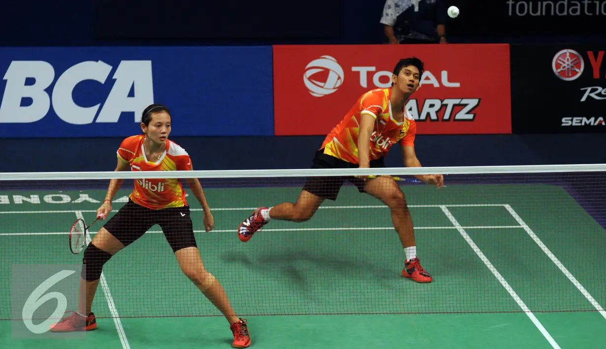 Ganda campuran Indonesia Alfian Eko Prasetya/Annisa Saufika mengembalikan bola saat laga melawan Jacco Arends/Selena Piek (Belanda) di babak kedua BCA Indonesia Open 2016, Jakarta, Kamis (2/6/2016). (Liputan6.com/Helmi Fithriansyah)