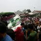 Kecelakaan di perlintasan kereta Cibitung melibatkan bus Po Haryanto dan KA Menoreh serta sepeda motor. 