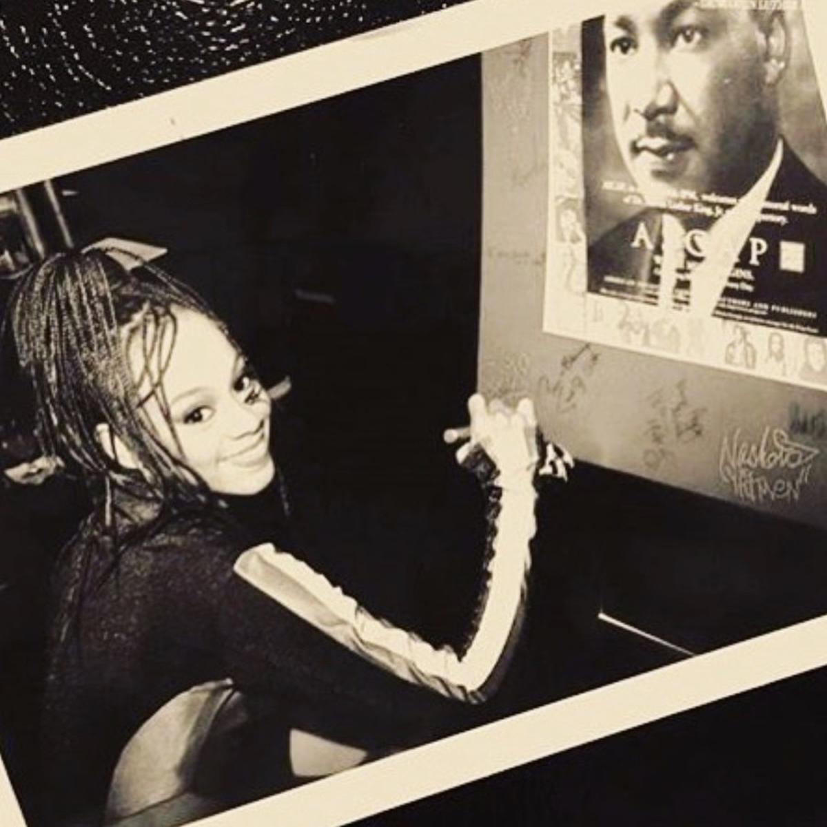 Lisa Nicole Lopes, atau yang lebih dikenal sebagai Left Eye, meninggal tragis pada 25 April 2002 dalam kecelakaan mobil di Honduras. Ia sedang berlibur bersama teman dan keluarganya untuk mencari ketenangan, namun nahas, mobilnya keluar jalur di jalan La 