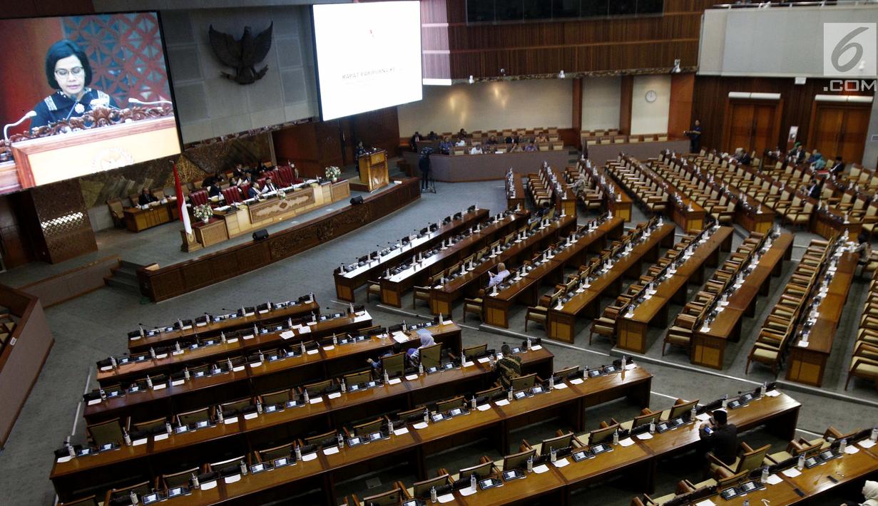 Suasana Rapat Paripurna DPR RI di Kompleks Parlemen, Senayan, Jakarta, Kamis (4/7/2019). Rapat Paripurna tersebut membahas berbagai agenda salah satunya Penyampaian RUU tentang Penanggungjawaban atas Pelaksanaan RAPBN (P2APBN) Tahun Anggaran 2018 oleh Pemerintah. (Liputan6.com/Johan Tallo)