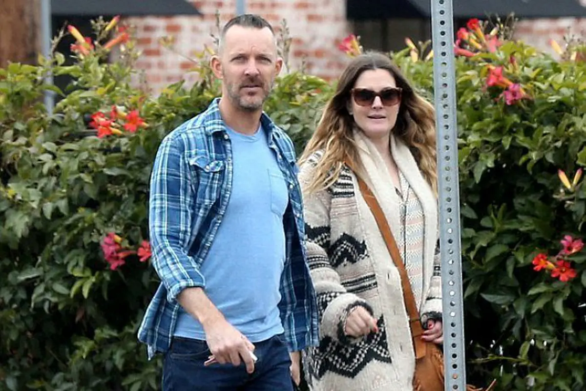 Drew Barrymore Resmi Berkencan dengan Chris Miller