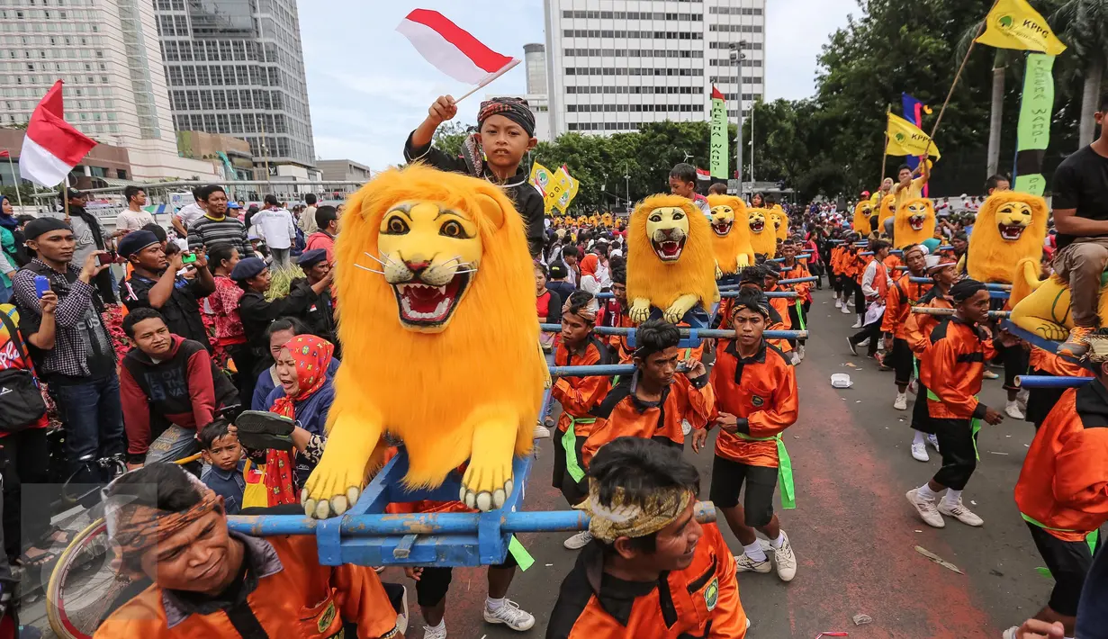 Anak-anak diarak dengan Sisingaan Jaipong dalam parade kebudayaan "Aksi Kita Indonesia" di Bundaran HI, Jakarta, Minggu (4/12). Parade kebudayaan itu menampilkan berbagai pertunjukan kesenian dari Sabang sampai Merauke.  (Liputan6.com/Fery Pradolo)