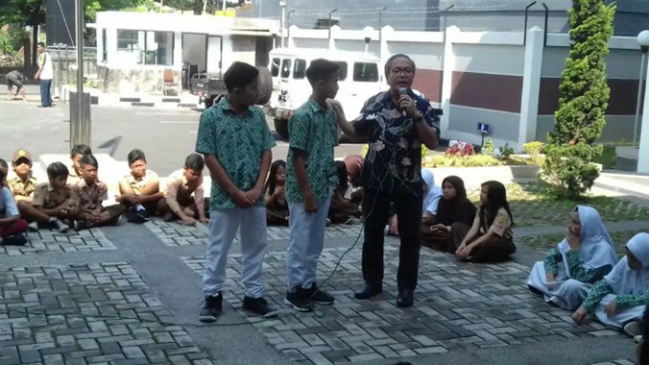 Kejari Mendongeng di Depan Puluhan Anak SMP