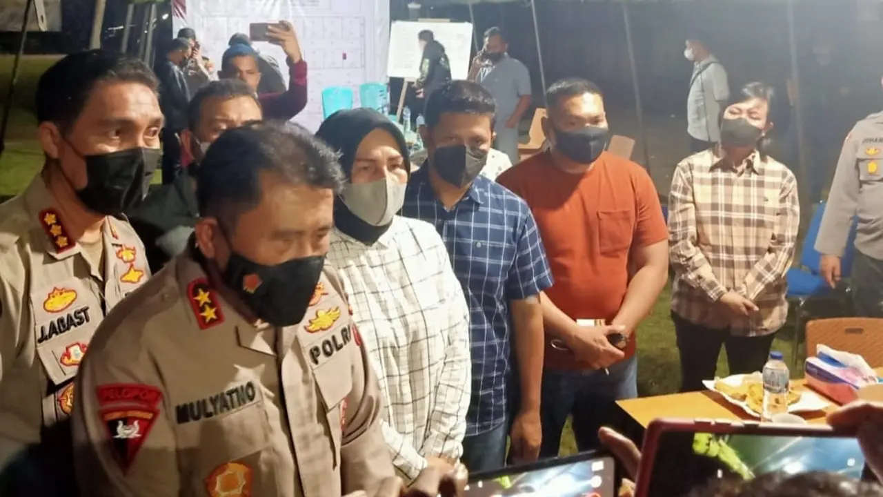 Kapolda Sulut saat meninjau Mako Polres Kotamobagu yang terbakar pada Kamis (3/3/2022).