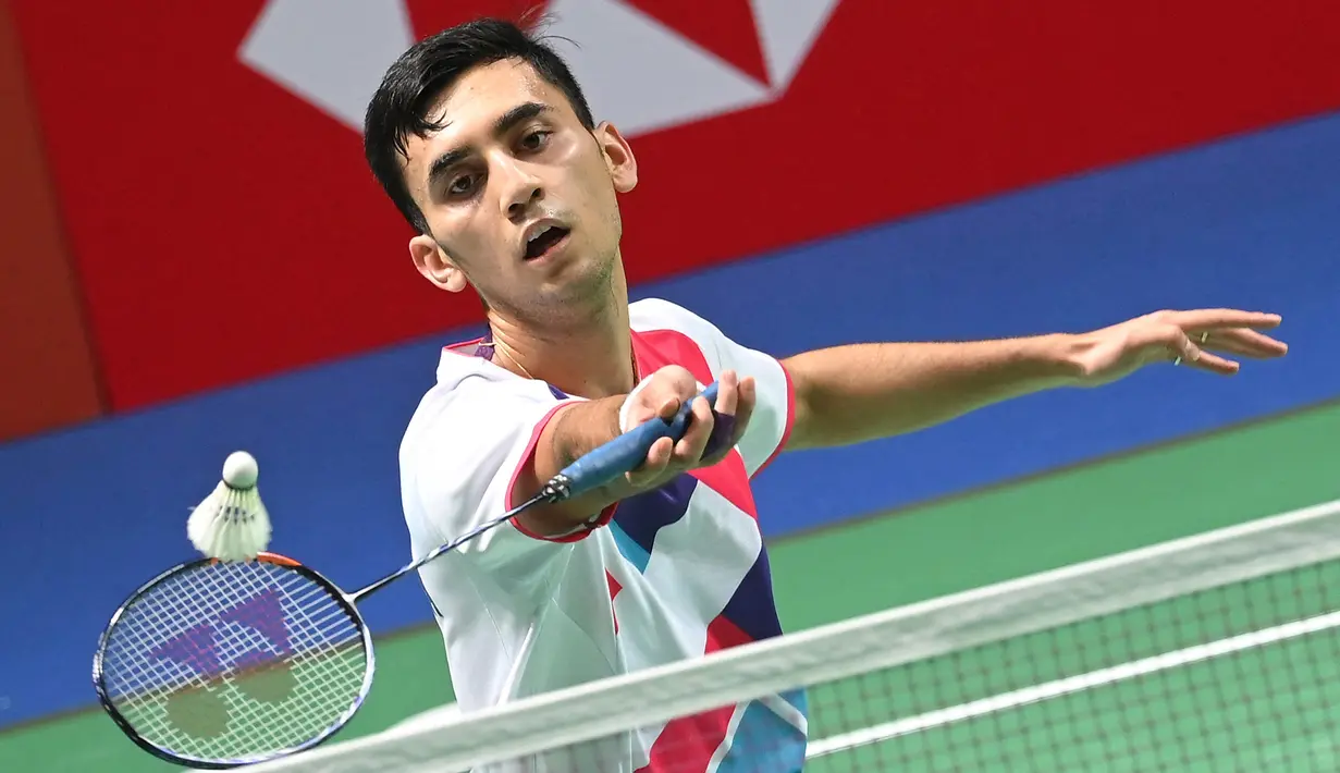 Di awal game pertama Anthony Sinisuka Ginting langsung tertinggal 0-4 untuk kemudian mendekati Lakshya Sen 4-5. Di interval, Ginting tertinggal 5-11 hingga 5-15. Hanya mampu menambah dua angka lagi, Ginting pun menyerah 7-21 di game pertama. (AFP/Jose Jordan)