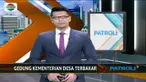 Belasan mobil pemadam kebakaran dikerahkan untuk jinakkan api.