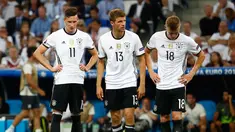 (Ki-ka) Reaksi Julian Draxler, Thomas Muller dan Toni Kroos usai Griezmann mencetak gol ke dua untuk Prancis saat laga Semi Final Piala Eropa 2016 di Stade Velodrome, Marseille, Jumat (8/7). Jerman kalah 2-0 dari Prancis. (REUTERS / Michael Dalder)