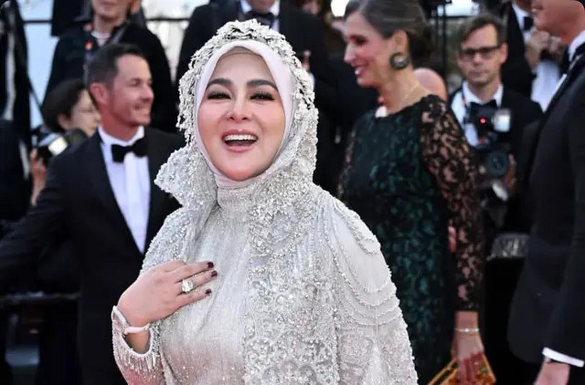 Tampilan Percaya Diri Syahrini di Festival Film Cannes 2025, Dibalut Jubah Berbordir hingga Gaun Maroon Buatan Desainer Tanah Air