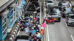 Demi menghindari tilang polisi, puluhan pengendara sepeda motor nekat melawan arah dan masuk ke jalur Transjakarta. (Liputan6.com/Angga Yuniar)