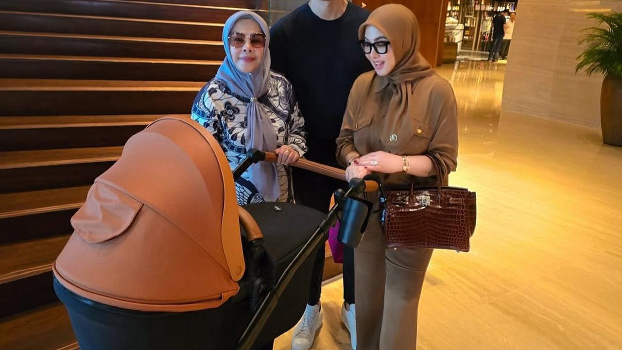 Momen Syahrini dan Reyno Barack Kompak Momong Anak saat di Singapura, Gayanya Jadi Sorotan
