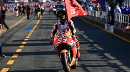 Pembalap Repsol Honda asal Spanyol, Marc Marquez tiba di pit balapan MotoGP Jepang 2018 setelah finis terdepan di Twin Ring Motegi, Minggu (21/10). Marquez menjadi pemenang dengan catatan waktu 42 menit 36,438 detik. (Martin BUREAU / AFP)
