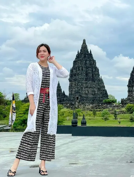 Outfit jalan-jalan yang simple tapi stylish, bisa tiru gaya Vicky Shu berikut ini. Padukan cardigan brokat panjang warna putih dengan jumpsuit nuansa monokrom. (Instagram/vickyshu).