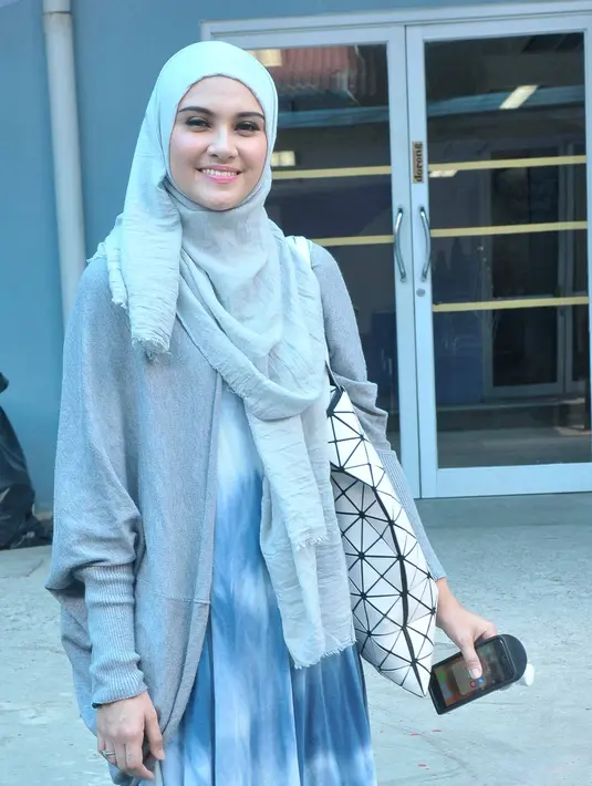 Ibu dari Fauzi Khaleev Putra Revolusi itu juga mengontak temannya yang menetap di Aceh. Beruntung, keadaan temannya baik-baik saja. Jauhnya dari pusat gempa, hanya merasakan getarannya. (Nurwahyunan/Bintang.com)