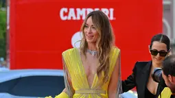 Sutradara dan aktris AS Olivia Wilde untuk pemutaran perdana film 'Don't Worry Darling' selama Venice Film Festival 2022 di Venesia, Italia, Senin (5/6/2022). Oivia Wilde mengenakan gaun kuning-hijau yang menakjubkan, dengan garis leher rendah yang hampir mencapai pusarnya, yang merupakan karya custom Gucci. (Photo by Andreas SOLARO / AFP)