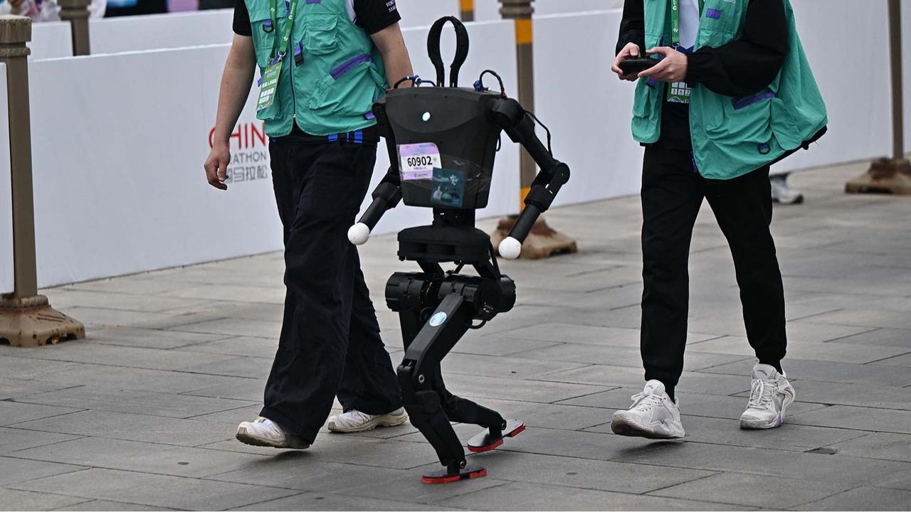 FOTO:  Pertama di Dunia! Puluhan Robot Humanoid Mengikuti Ajang Lomba Lari Setengah Marathon