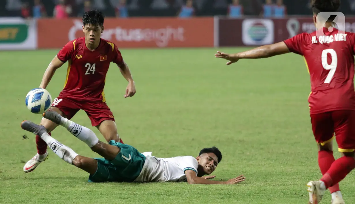 Pemain tengah Timnas Indonesia U-19, Marselino Ferdinan terjatuh saat berebut bola dengan Nguyen Duc Viet (Vietnam U-19) pada kualifikasi grup A Piala AFF U-19 2022 di Stadion Patriot Candrabhaga, Bekasi, Jawa Barat, Sabtu (2/7/2022). Laga kedua tim berlangsung ketat, saling adu serangan dan berusaha menampilkan permainan terbaik. (Liputan6.com/Helmi Fithriansyah)