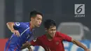 Pemain Timnas Indonesia U-19, Firza Andika (kanan) berebut bola dengan pemain Chinnese Taipei, Wang Yi You saat laga penyisihan Grup A Piala AFC U-19 2018 di Stadion GBK, Jakarta, Kamis (18/10). Indonesia unggul 3-1. (Liputan6.com/Helmi Fithriansyah)