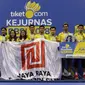 Pebulutangkis Jaya Raya foto bersama usai menjuarai Kejurnas PBSI di Britama Arena, Sabtu (22/12). Jaya Raya menjadi juara Kejurnas PBSI 2018. (Bola.com/M Iqbal Ichsan)