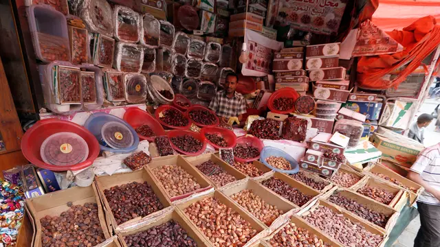Berburu Kurma Selama Bulan Ramadan di Yaman