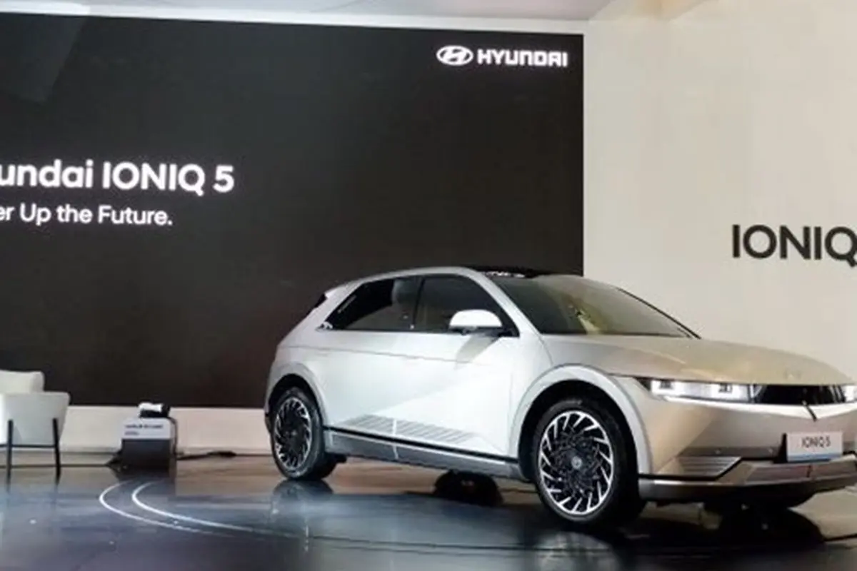 Hyundai IONIQ 5 Hadir di IIMS 2022, Richard Kyle dan Citra Subyakto Kagumi Ragam Fitur Canggihnya