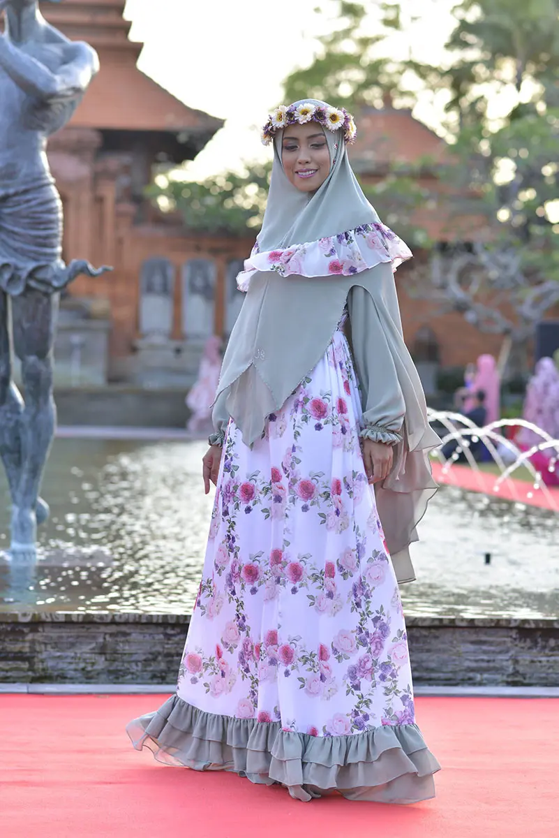 Busana hijab syar'i untuk para muslimah yang ingin terlihat lebih modern. (sumber foto: dok.js)