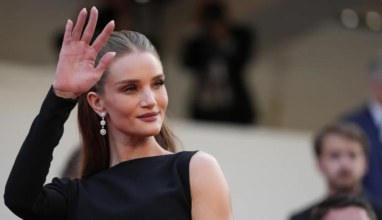 Model kelahiran Plymouth ini tampil memukau dengan anting-anting berlian, bersama dengan cincin dan gelang perak yang serasi.  (Photo by Scott Garfitt/Invision/AP)