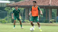 Hambali Tolib saat mengikuti pemusatan latihan Persebaya Surabaya di Sleman, Yogyakarta, Rabu (22/1/2020). (Bola.com/Aditya Wany)