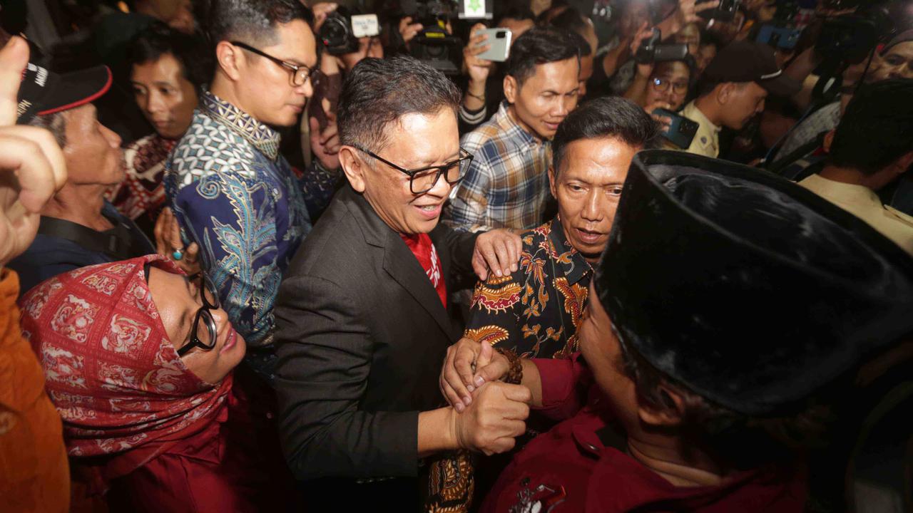 FOTO: Bebas Lewat Amnesti, Hasto Kristiyanto Resmi  Keluar dari Rutan KPK