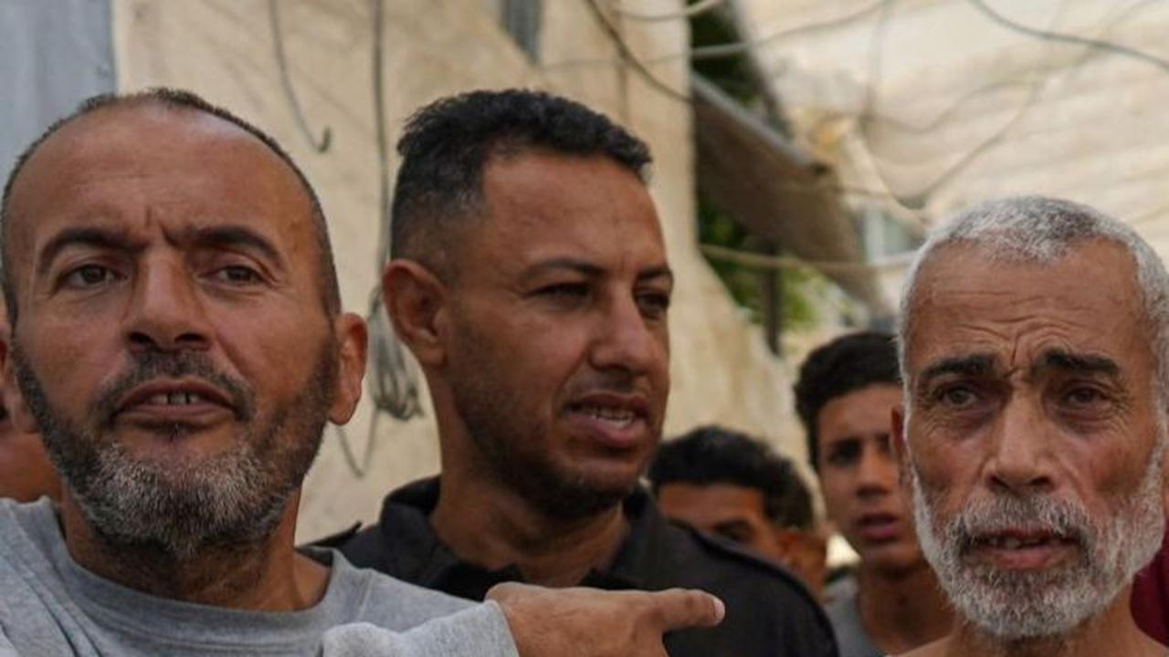 Setelah itu mereka memberikan keterangan setelah dibebaskan Israel. Foto: Bashar TALEB / AFP<br>