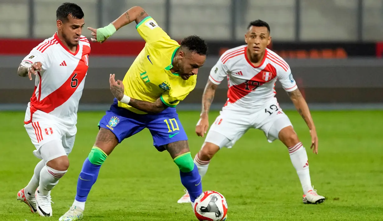 Peru merespons tekanan yang diberikan Brasil. Satu peluang didapat Paolo Guerrero yang belum berujung gol. Skor 0-0 bertahan hingga babak pertama usai. (AP Photo/Martin Mejia)