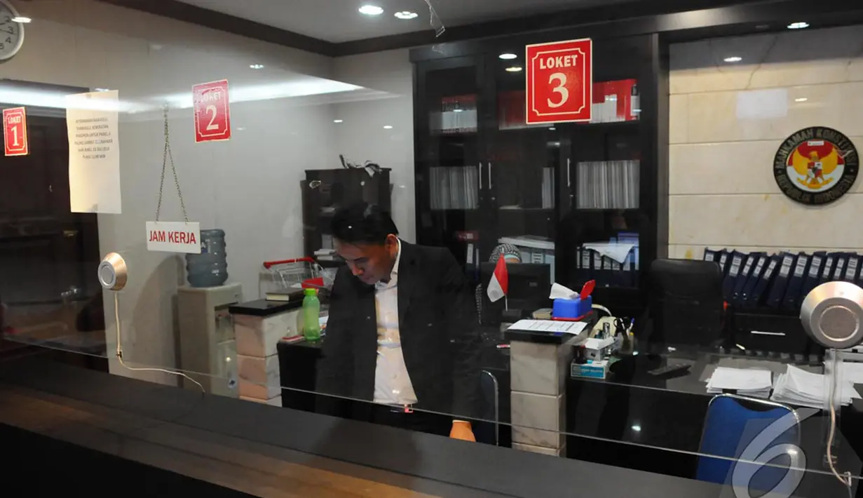 Aktivitas di loket pendaftaran sengketa pilpres MK tampak sepi dan tenang. Hanya terlihat beberapa petugas berjaga di loket, Jakarta, Rabu (23/7) (Liputan6.com/Andrian M Tunay)
