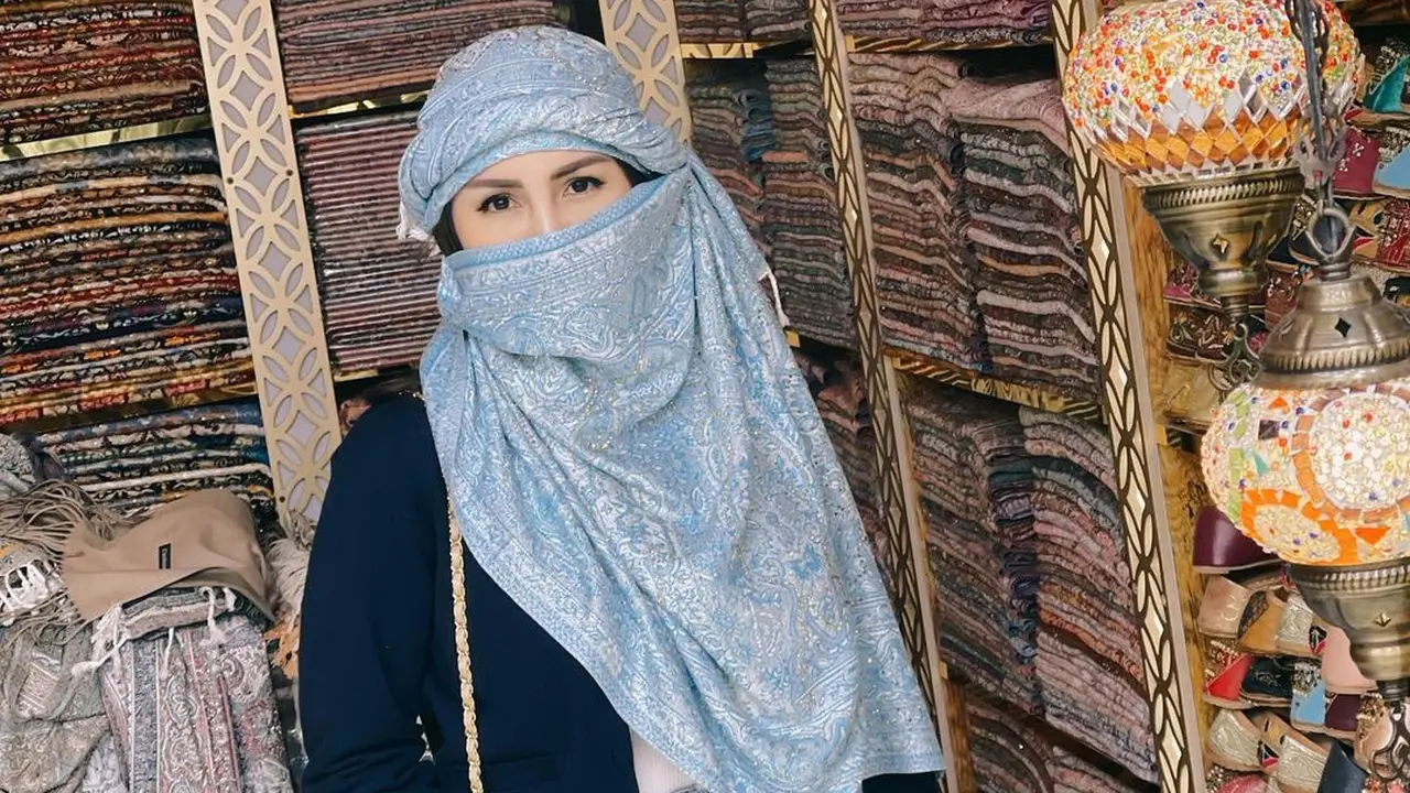 4 Gaya Momo Geisha Liburan di Dubai, Tampil Cantik Manglingi Pakai Cadar