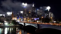 Kembang api menghiasi langit di sepanjang Sungai Yarra pada malam Tahun Baru di Melbourne. (01/1/2018). Langit di kota Sydney juga dihujani sekitar 13 ribu kembang api jenis shell dan 30 ribu kembang api jenis komet. (AFP Photo / Mal Fairclough)
