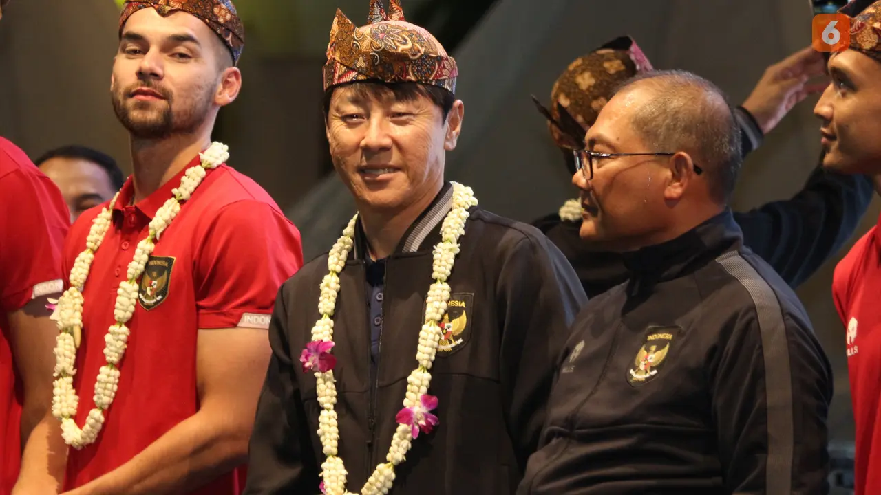 Foto: Momen Shin Tae-yong dan Sandy Walsh Pakai Blangkon saat Menyapa Masyarakat Surabaya