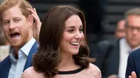 Kate Middleton tak pernah mengenakan cat kuku berwarna merah, ternyata ini alasannya. (Foto: AP Photo)