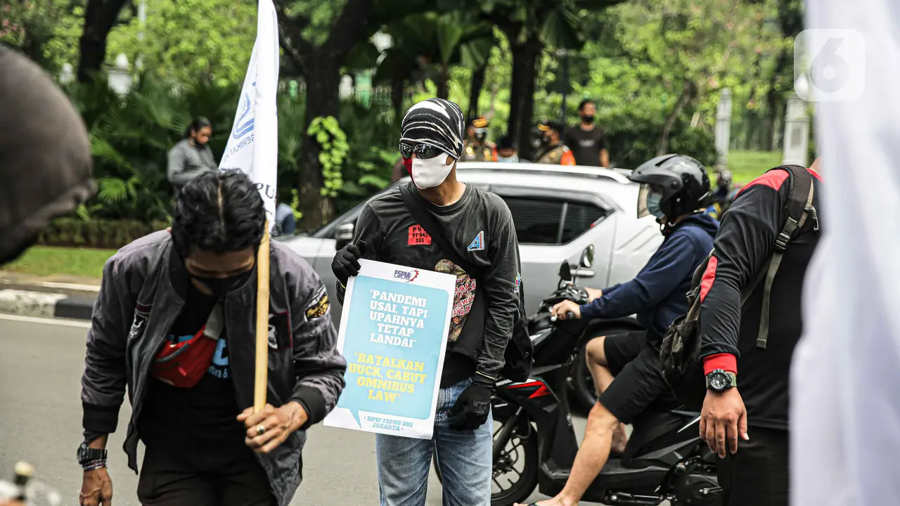 Aksi Buruh Geruduk Balai Kota Jakarta