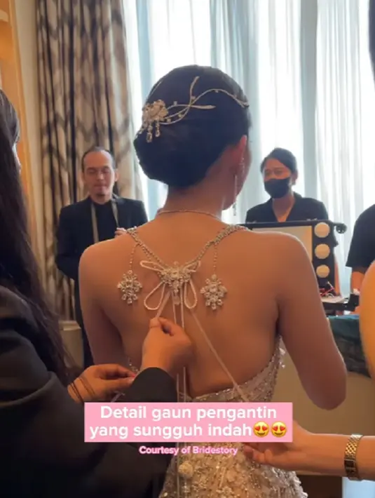 Jessica Mila menjatuhkan pilihannya pada gaun rancangan Tex Saverio. Gaun ini memiliki garis leher yang dalam, high-slit, dan backless yang dihiasi dengan aksesori berbentuk pita yang menyilang. Foto: Instagram/Bridestory.