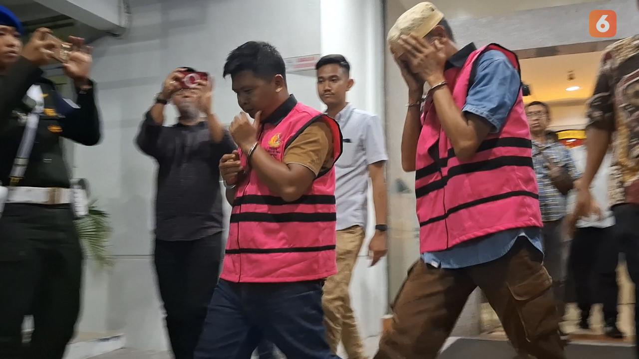 Abdul Wahid ST selaku Direktur PT Citra Primadona Perkasa, dan Bayu Dian Saputra selaku Direktur CV Garuda ditetapkan sebagai tersangka korupsi proyek jalan di Pesisir Barat, Lampung. Foto : (Liputan6.com/Ardi).