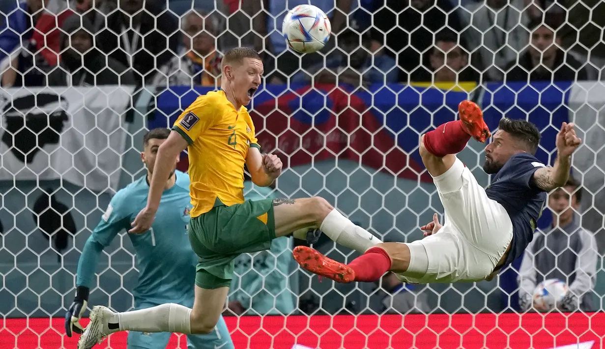 Penyerang Prancis, Olivier Giroud melakukan tendangan gunting dari kawalan pemain Australia, Kye Rowles selama pertandingan grup D Piala Dunia 2022 Qatar di Stadion Al Janoub di Al Wakrah, Qatar, Rabu (23/11/2022). Giroud mencetak dua gol dan mengantar Prancis menang atas Australia 4-1. (AP Photo/ Frank Augstein)