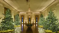 Dekorasi Natal dipajang di Ruang Timur Gedung Putih pada 30 November 2020 di Washington, DC. Tema dekorasi Natal Gedung Putih tahun ini adalah "America the Beautiful." (DREW ANGERER / GETTY IMAGES NORTH AMERICA / GETTY IMAGES VIA AFP)
