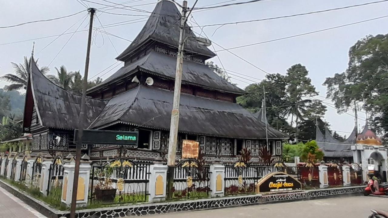 Masjid Asasi juga memiliki peningalan kuno berupa Al-Quran, Fiqih, serta Arab Gundul tulisan tangan.