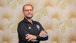 Pelatih PSM Makassar, Tomas Trucha berpose setelah menjalani sesi wawancara eksklusif dengan Bola.com di Jakarta pada 23 Februari 2026 (Bola.com/Bagaskara Lazuardi)