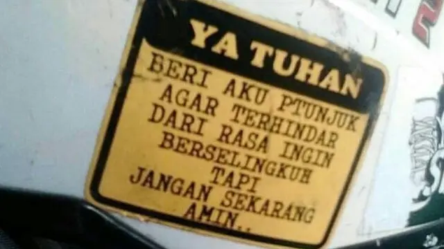 6 Stiker Kalimat Kocak di Helm Ojek Online