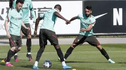 Pemain Portugal, Bruno Fernandes, William Carvalho, Diogo Jota dan Joao Palhinha mengikuti sesi latihan tim di Oeiras, luar Lisbon, Kamis (3/6/2021). Duel Spanyol vs Portugal di laga persahabatan jelang Euro 2021. (AP Photo/Armando Franca)