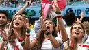 Sekumpulan wanita cantik Iran bersorak-sorak mendukung tim kesayangannya berlaga melawan Bosnia-Hercegovina di the Fonte Nova Aren pada 25 Juni 2014 (AFP PHOTO/JAVIER SORIANO)