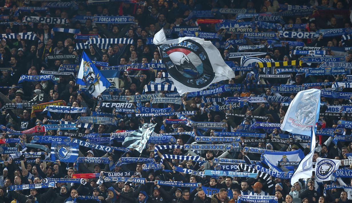 Dukungan suporter FC Porto dengan mengangkat syal dan bendera saat timnya melawan Liverpool pada leg kedua Liga Champions di Anfield Stadium, Liverpool, (6/3/2018). Liverpool bermain imbang 0-0.  (AFP/Paul Ellis)