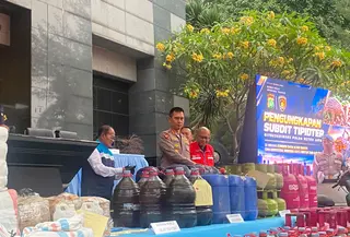 Polda Metro Jaya mengungkap lima kasus dugaan kejahatan terkait sumber daya alam dan barang bersubsidi. (Liputan6.com/Rifqy Alief Abiyya)