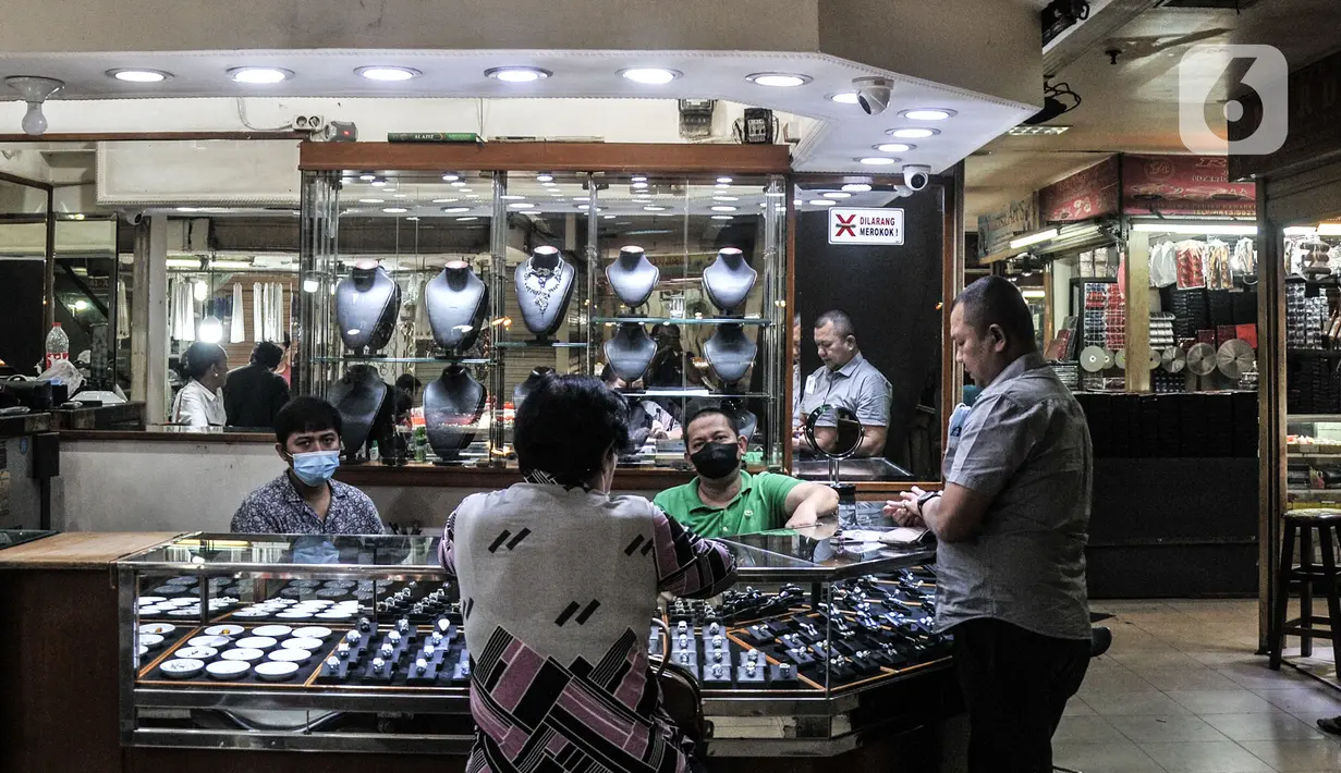 Penjual melayani calon pembeli berlian di toko perhiasan di Pasar Rawa Bening, Jatinegara, Jakarta, Kamis (11/11/2021). Harga jual berlian mengalami penurunan mencapai 15 persen. (merdeka.com/Iqbal S. Nugroho)