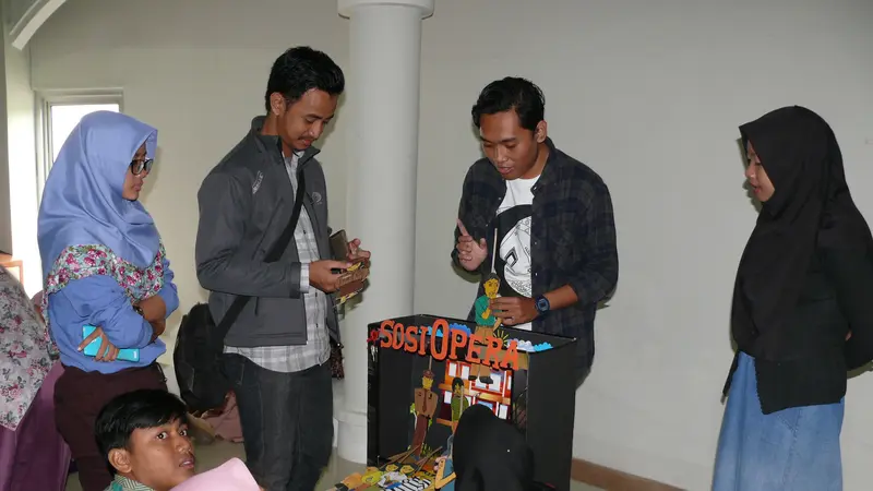 Main Wayang Bikin Siswa Normal dan Difabel Makin Akrab 