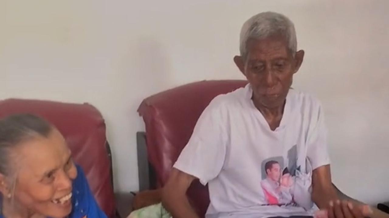 “Bapaknya ilang dibawa Jepang. Ibunya ada di Jogja. Dibujuki Pak Lurah, dipanggil katanya kate dikasih kerjaan. Gataunya dikasih ke Jepang dimasukke gerbong tinggal lungo ke jepang,” tuturnya mengingat kejadian masa silam.